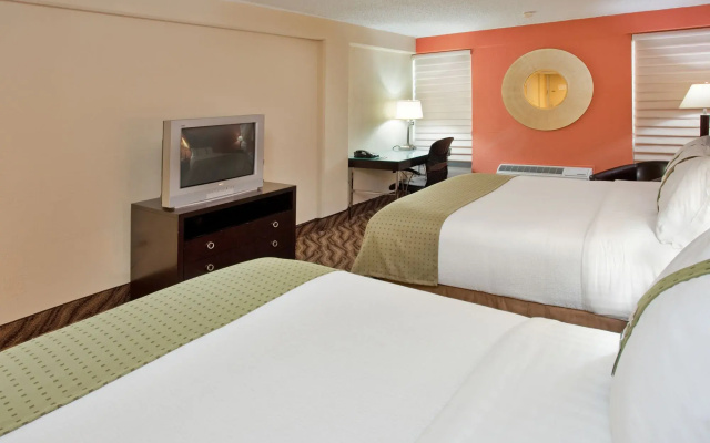 Holiday Inn Manhattan at the Campus by IHG