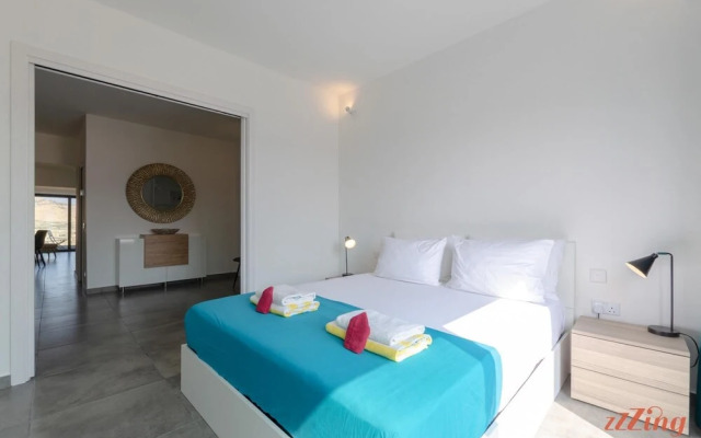 2 Bed Apartment w Distant Sea and Country Views