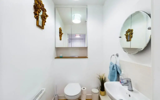Cheerful 5-BDR/3-BATH House w/ Free Parking