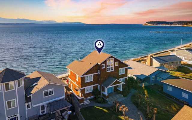 Waterfront 4bdr w Deck Stunning Views Fire Pit Cedar Street by Avantstay