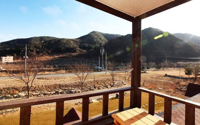 Cheongdo Mountains Bed and Breakfast