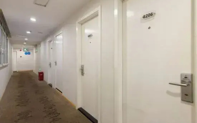 Su Shi Hotel (Shanghai Bund Nanjing East Road Subway Station)