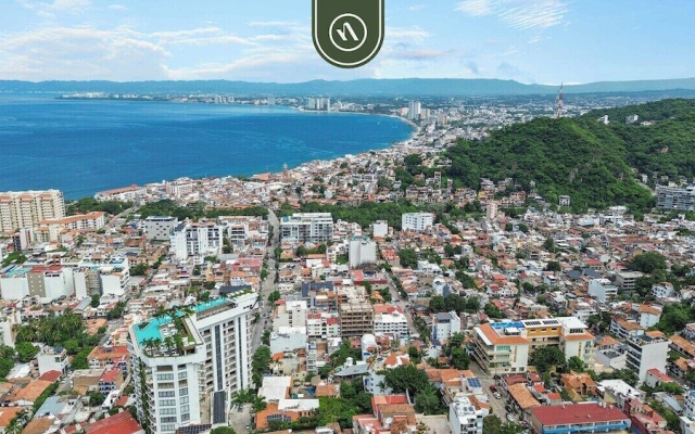 Stunning 2 BR Condo - Oceanview Terrace - Downtown