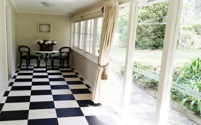 Robin Hill Manor - rambling retreat & tennis court