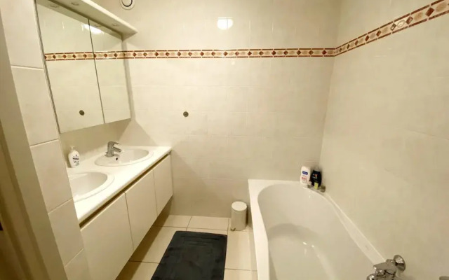 Stylish Apartment With Garage