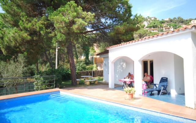 Peaceful Villa in Canyelles with Swimming Pool