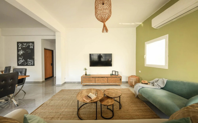 3BR High quality Apt with City View