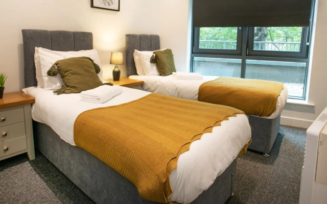 Spacious 2 Bed Parking Close To Centre