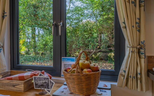 Alfriston Woodland Cabins - Foxes Hollow-hot Tub