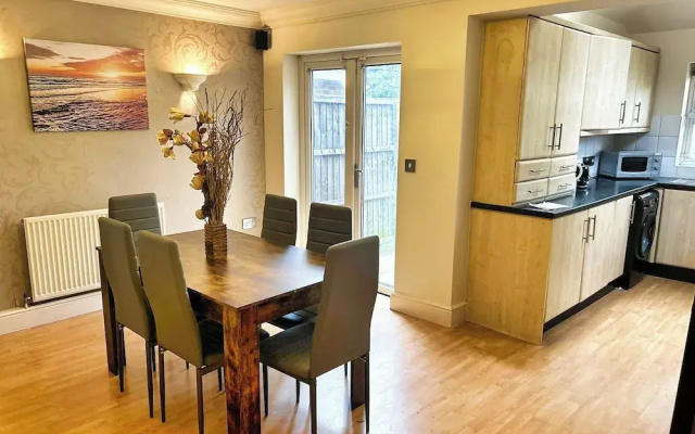 3 Bed Semi - Sleeps 5 - Parking - Pets - Garden