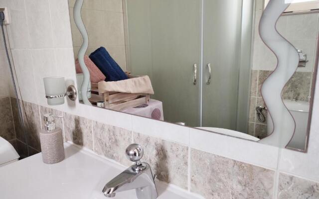 Modern 1Br apt , Garden , View & AC