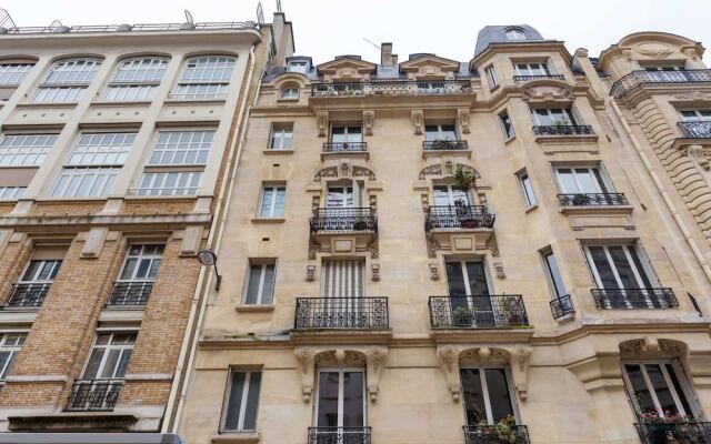 Luxury and Spacious Apartment in the Heart of Paris