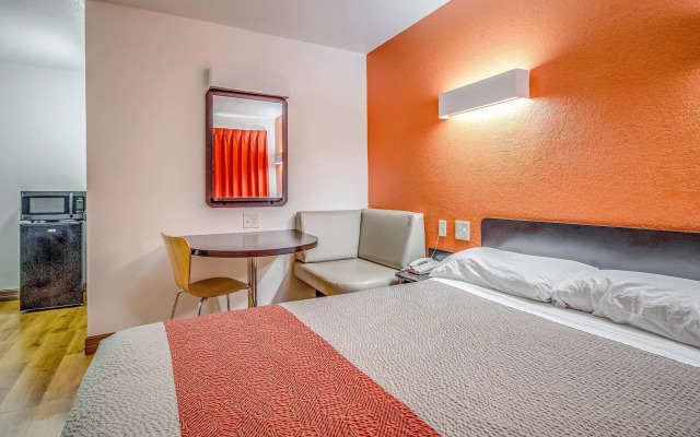 Motel 6 Conroe, TX