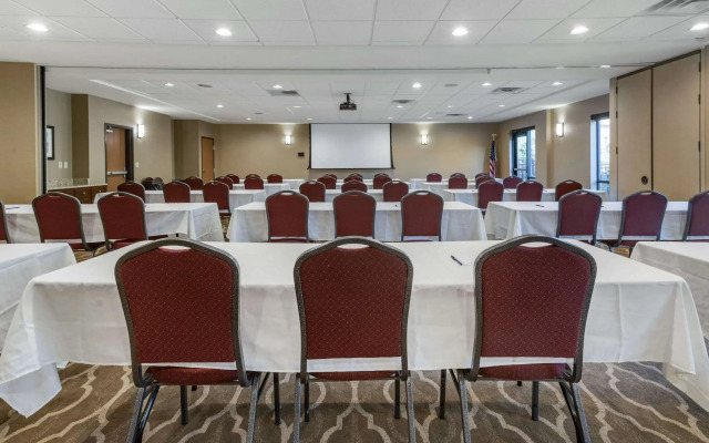 Comfort Suites Bridgeport - Clarksburg