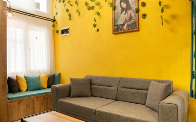 Central and Colorful Studio Flat in Alsancak