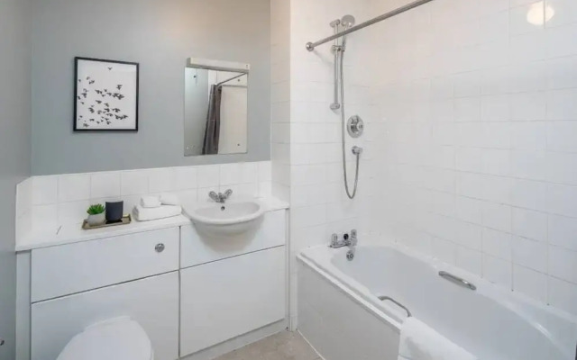 Modern 2 bed apt W/balcony 10 Mins to King's Cross