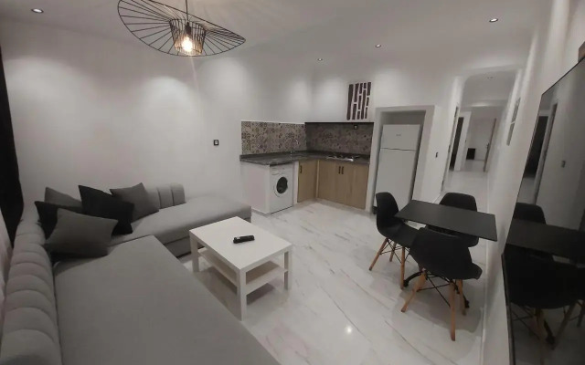 Piso céntrico y a pie de playa.