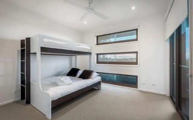 Gorgeous 5 Bedroom - Golf Course Views