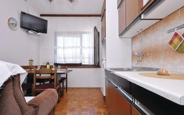 Beautiful Apartment in Starigrad Paklenica With 2 Bedrooms