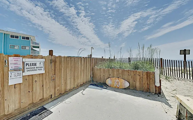 New Listing! Oceanfront W/ Balcony & Pool 1 Bedroom Condo