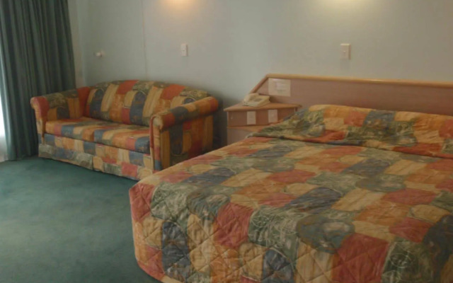 Runaway Bay Motor Inn