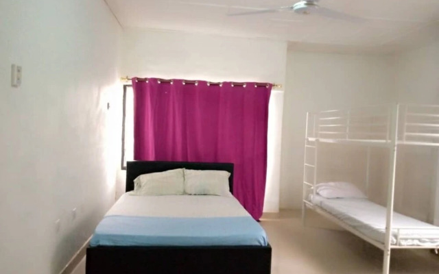 Sleeps8- Private Secure Parking- Garden- Aircon