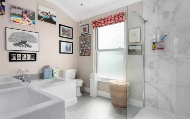 Exquisite 5BR West London House Near Acton Park