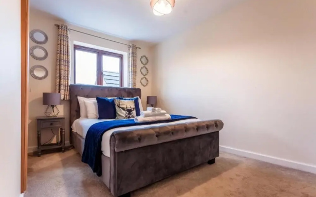 10 Guests - 5 Bedrooms - Free Parking - Lux House