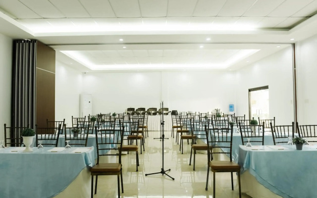 Holiday Suites Hotel & Resort