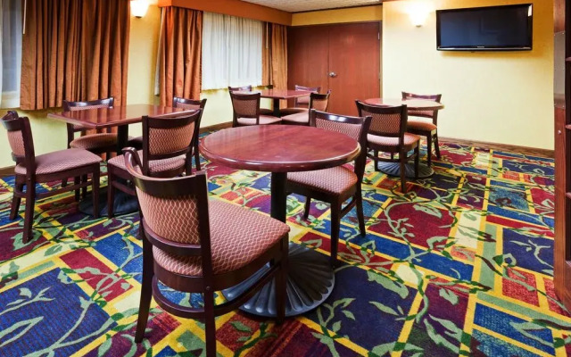 Holiday Inn Express & Suites Coon Rapids - Blaine Area