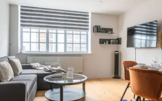 The Eyre Suite Six - Farringdon - by Frankie