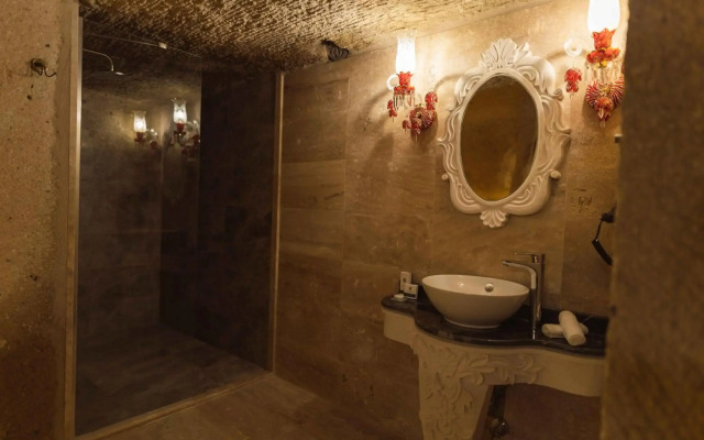Solo Cave Suites