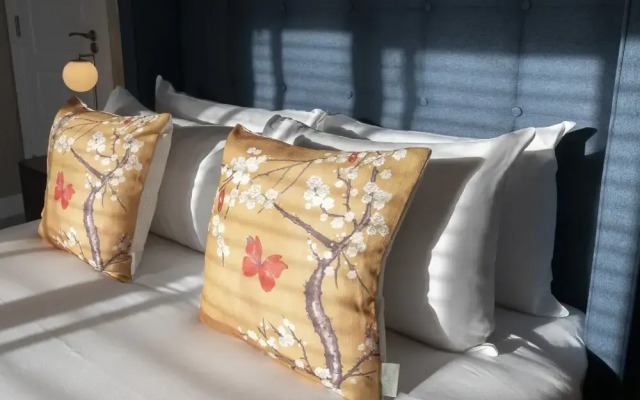 Elliot Oliver - Luxurious 2 Bedroom Apartment With Parking