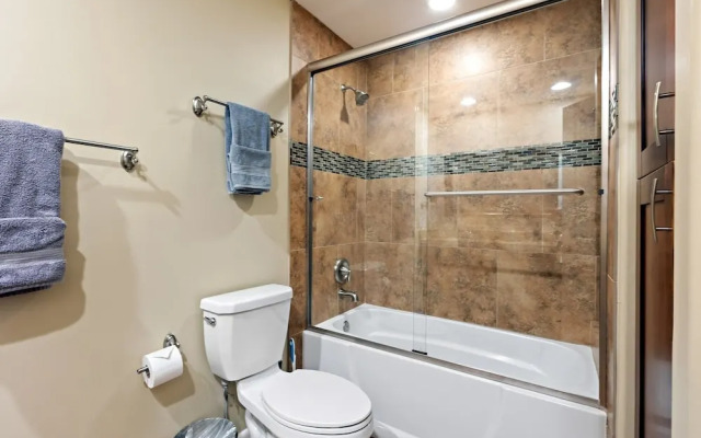 OldTown Lux 4BR/3BA HeatedPool+HotTub+GameRoom/14 by RedAwning