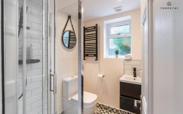 Stylish Home with Free Parking - 10 Mins To Legoland!