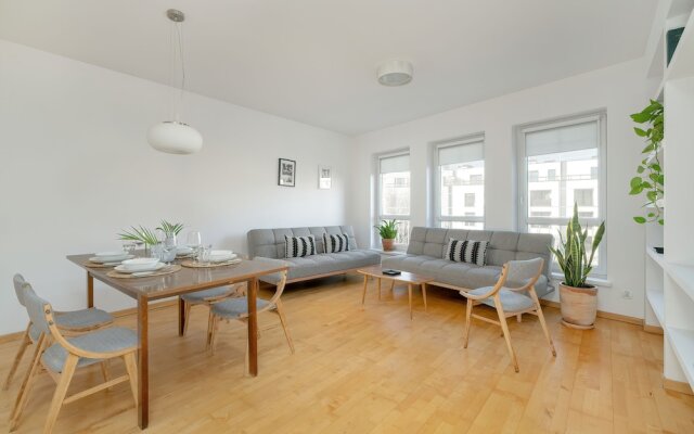 Apartment With Parking Poznań by Renters