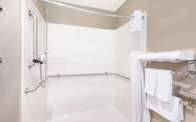Microtel Inn & Suites by Wyndham Hazelton/Bruceton Mills