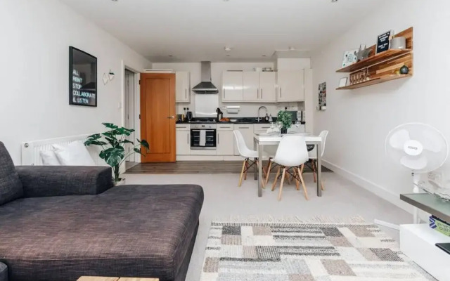 Central Modern Flat Sleeps 6 - Dedicated Parking - From 125 Per Night