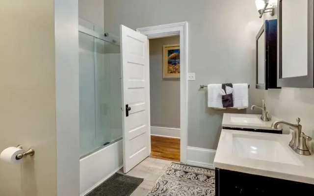 Comfortable Escape 2BR Historic Downtown