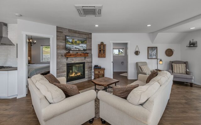 Berg Haus 1 Bedroom Home by NW Comfy Cabins by RedAwning