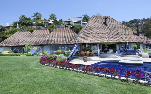 Espectacular y Enigmática Villa en Lago