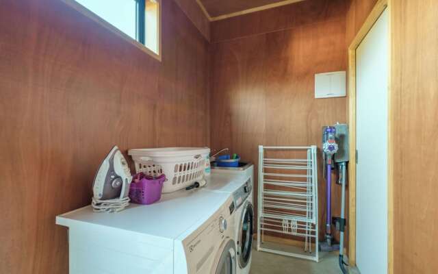 Waiata Beach House - Onetangi Beach