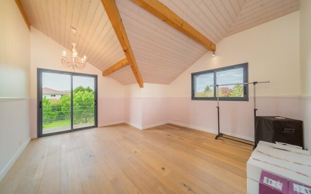 Dream 5BD Villa for Families Geneva 14KM