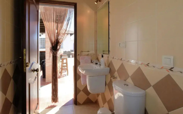 Spacious Villa in Sayalonga with Jacuzzi