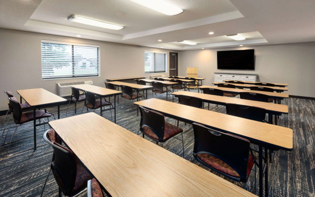 AmericInn by Wyndham North Branch