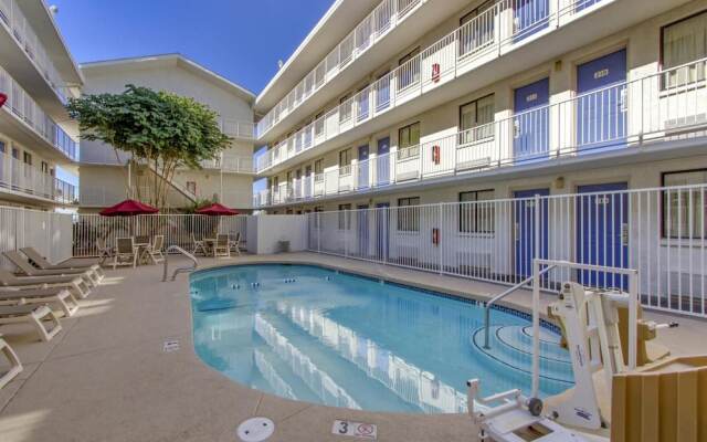 Motel 6 Phoenix - Northern Avenue