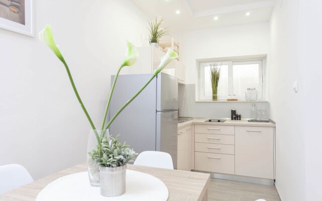 Apartment Maja - 50 m from beach : A2 Makarska, Riviera Makarska