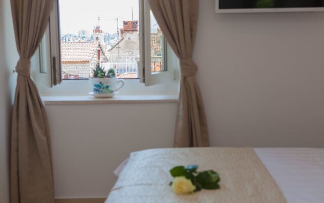 Summer Lounge Apartments