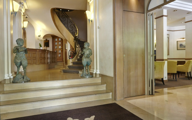 Royal Hotel Paris Champs Elysées