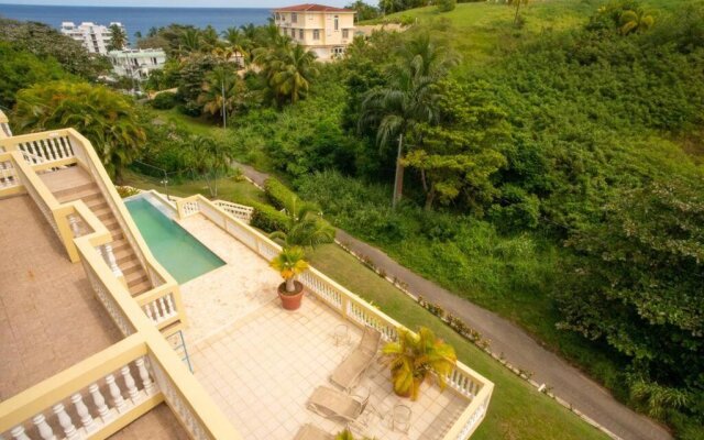 3 bdr apt with pool steps from Sandy Beach